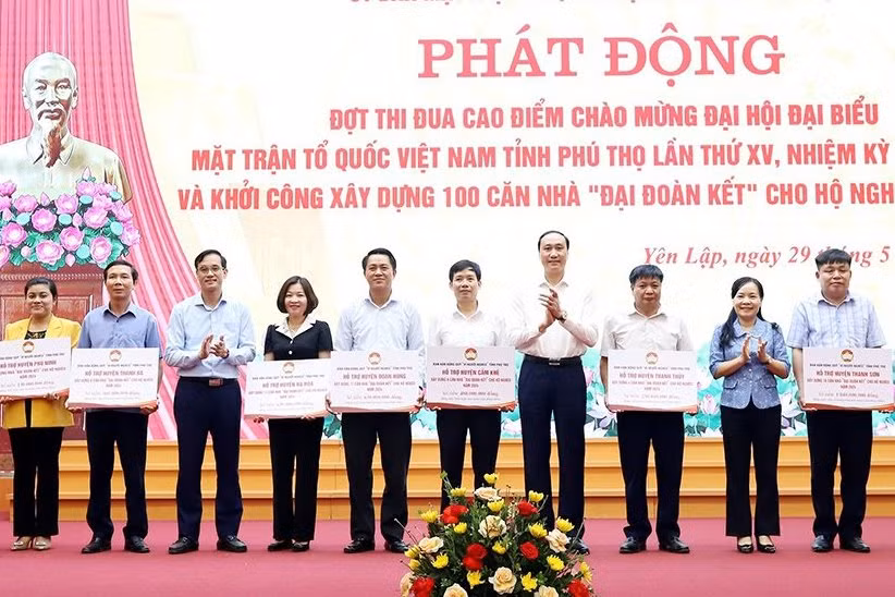 Lãnh đạo tỉnh Phú Thọ trao biểu trưng kinh phí xóa nhà tạm cho các địa phương trong tỉnh.