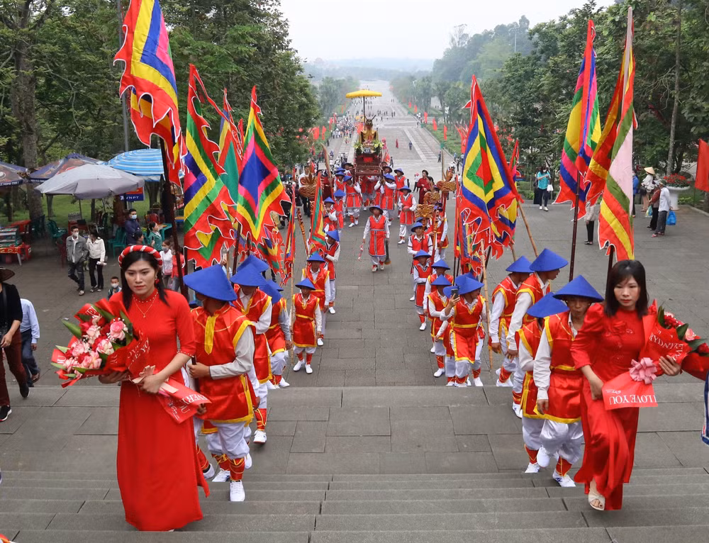 Đoàn rước kiệu khởi hành từ trung tâm hành lễ lên Đền Thượng. Đoàn rước kiệu khởi hành từ trung tâm hành lễ lên Đền Thượng.