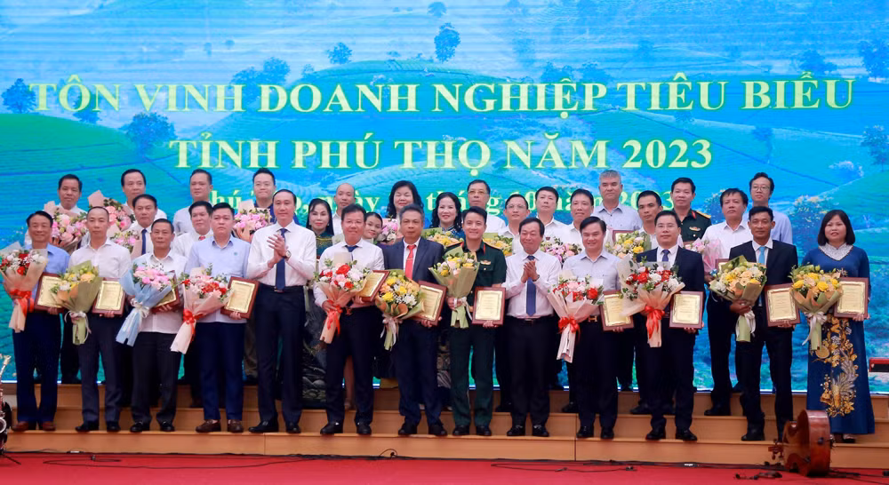 Lãnh đạo tỉnh Phú Thọ trao tặng danh hiệu Doanh nghiệp tiêu biểu cho các doanh nghiệp. Lãnh đạo tỉnh Phú Thọ trao tặng danh hiệu Doanh nghiệp tiêu biểu cho các doanh nghiệp.