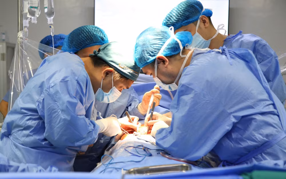 Các y, bác sĩ Bệnh viện đa khoa tỉnh Phú Thọ tiến hành ghép tạng cho người bệnh suy thận.