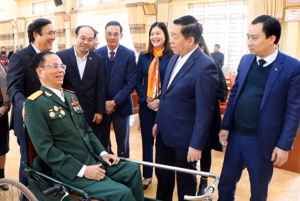 Bí thư Trung ương Đảng, Trưởng Ban Tuyên giáo Trung ương ân cần thăm hỏi các thương, bệnh binh tại Trung tâm điều dưỡng người có công tỉnh Phú Thọ. Bí thư Trung ương Đảng, Trưởng Ban Tuyên giáo Trung ương ân cần thăm hỏi các thương, bệnh binh tại Trung tâm điều dưỡng người có công tỉnh Phú Thọ.