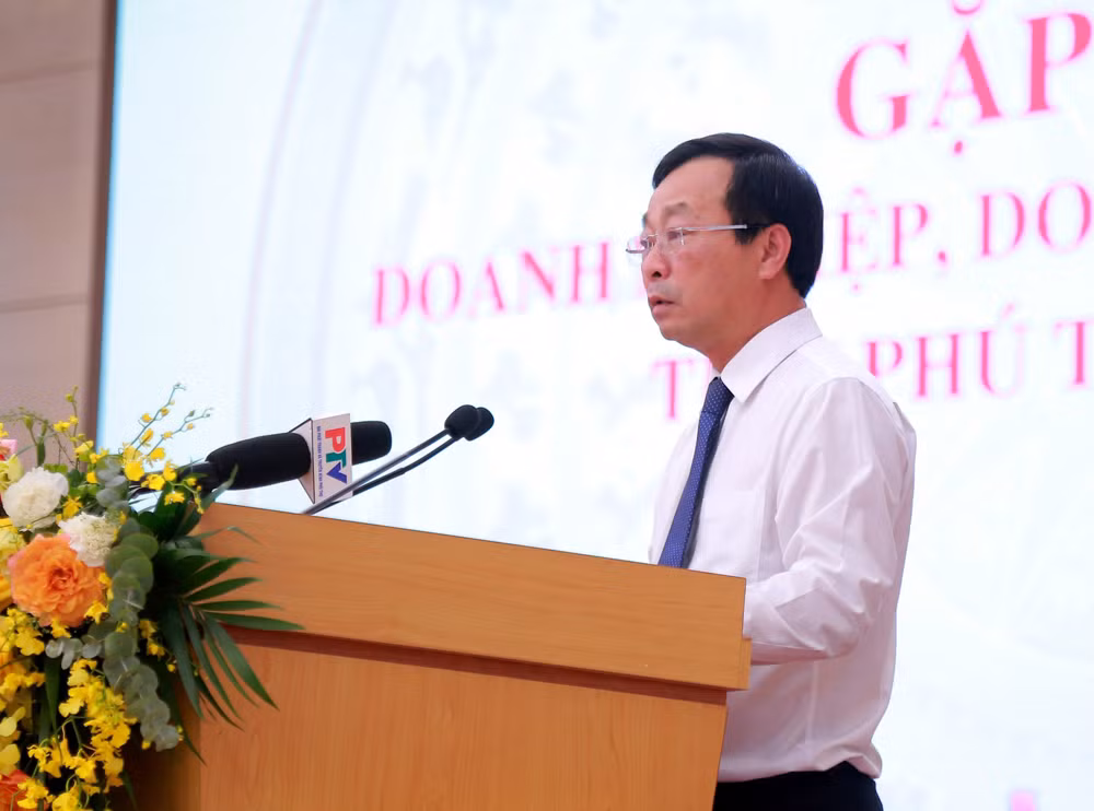 Chủ tịch Ủy ban nhân dân tỉnh Phú Thọ Bùi Văn Quang phát biểu khẳng định, tỉnh Phú Thọ sẽ tạo mọi điều kiện cho doanh nghiệp, doanh nhân phát triển và cống hiến. Chủ tịch Ủy ban nhân dân tỉnh Phú Thọ Bùi Văn Quang phát biểu khẳng định, tỉnh Phú Thọ sẽ tạo mọi điều kiện cho doanh nghiệp, doanh nhân phát triển và cống hiến.