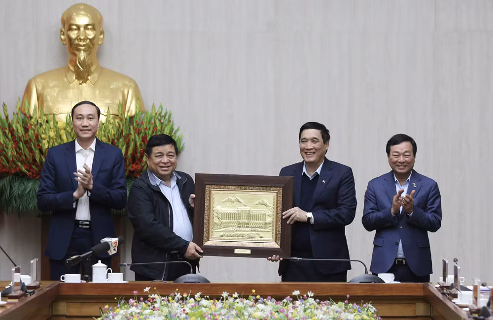Lãnh đạo tỉnh Phú Thọ tặng quà lưu niệm cho Phó Thủ tướng Nguyễn Chí Dũng.