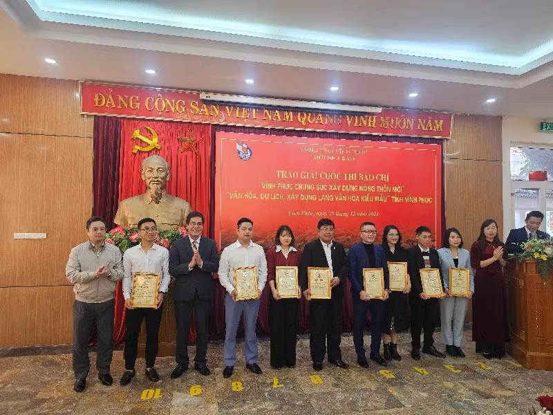 Các tác giả nhận giải Khuyến khích.