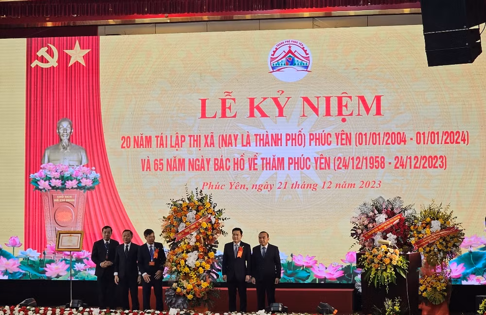Lãnh đạo tỉnh Vĩnh Phúc chúc mừng thành phố Phúc Yên.
