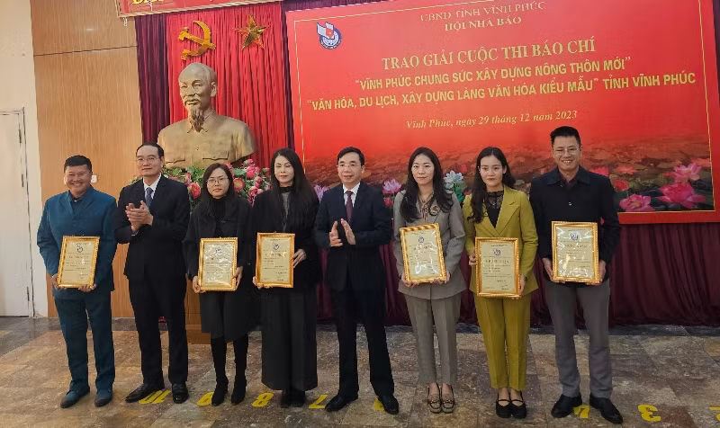 Trao giải Nhất cho các tác giả.