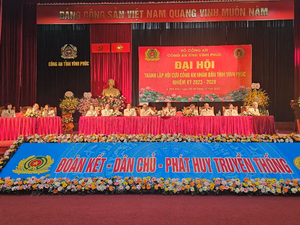 Đoàn Chủ tịch Đại hội.