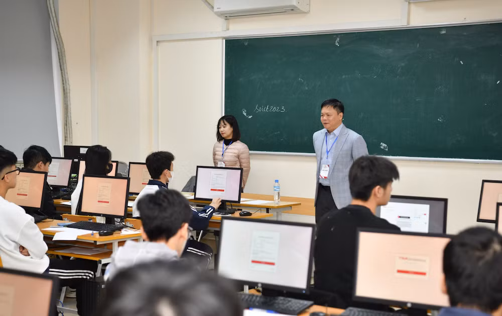 Phó Giám đốc Đại học Bách khoa Hà Nội Nguyễn Phong Điền và thí sinh tham dự Đánh giá tư duy đợt 1 (Ảnh: HUST)