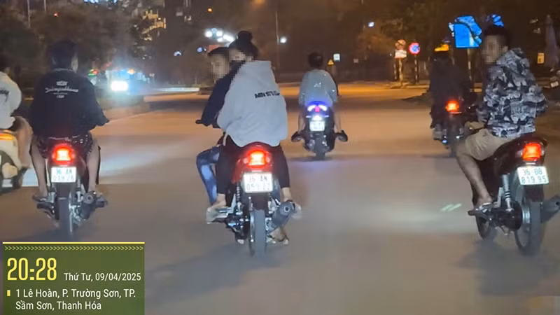 Nhóm thanh, thiếu niên có hành vi vi phạm khi điều khiển phương tiện tham gia giao thông.