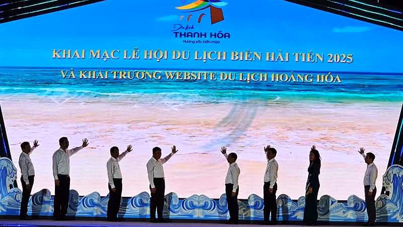 Các đại biểu khai trương website du lịch Hoằng Hóa.