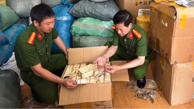 Công an kiểm tra, phát lộ sản phẩm tân dược giả. Công an kiểm tra, phát lộ sản phẩm tân dược giả.