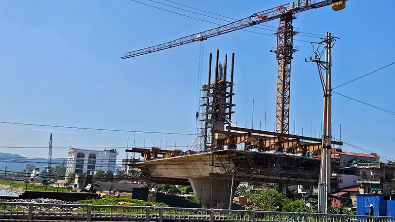 Thi công cầu vượt đường sắt trên đại lộ đông-tây ở thành phố Thanh Hóa.
