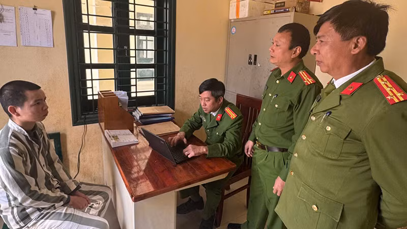 Phạm nhân khai báo lý do trốn trại với cơ quan chức năng.