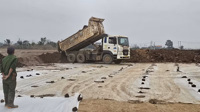 Xử lý nền đất yếu trên tuyến đường bộ ven biển qua huyện Nga Sơn, tỉnh Thanh Hóa.