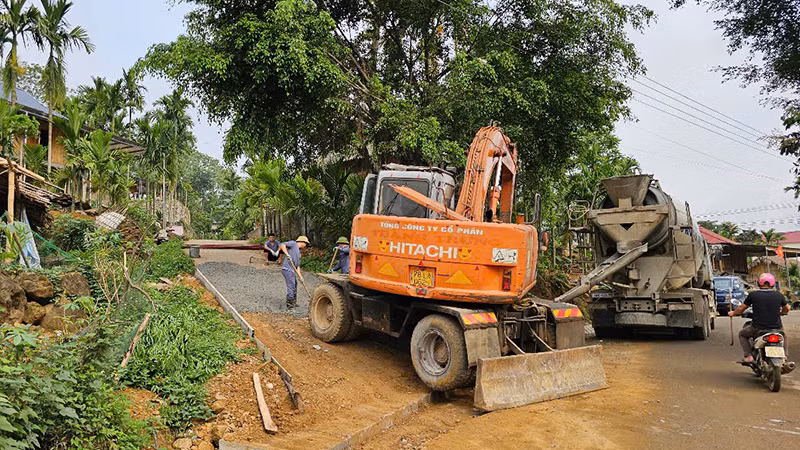 Nhân lực cùng phương tiện thi công điểm kết nối ở giao thông nông thôn ở huyện Bá Thước.