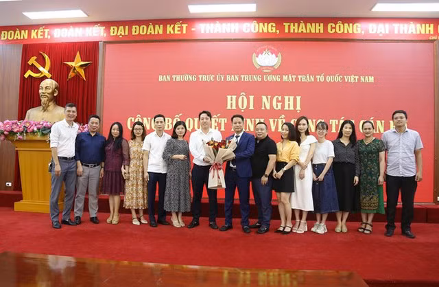Tập thể Chi bộ, Ban Biên tập, viên chức, người lao động tặng hoa chúc mừng tân Tổng Biên tập Trương Thành Trung.