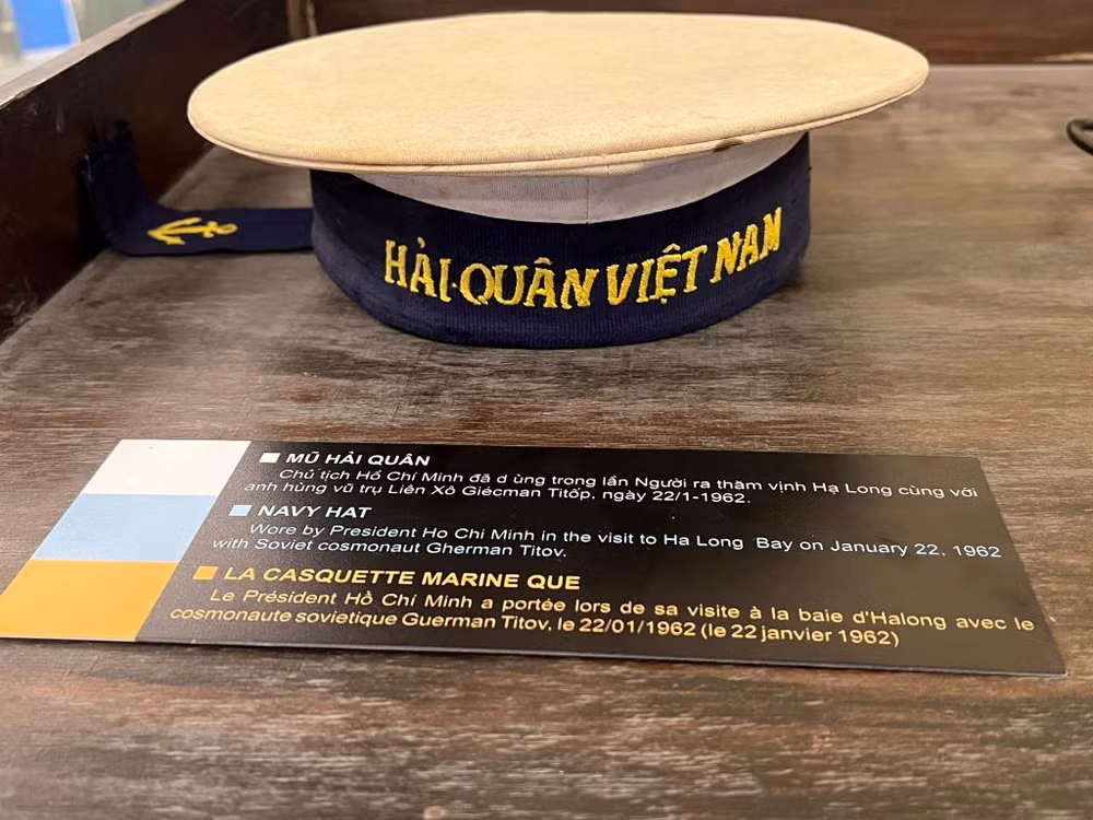 Mũ hải quân Bác Hồ đội ngày 22/1/1962 khi thăm Vịnh Hạ Long cùng Anh hùng vũ trụ Liên Xô G.Titov. Mũ hải quân Bác Hồ đội ngày 22/1/1962 khi thăm Vịnh Hạ Long cùng Anh hùng vũ trụ Liên Xô G.Titov.