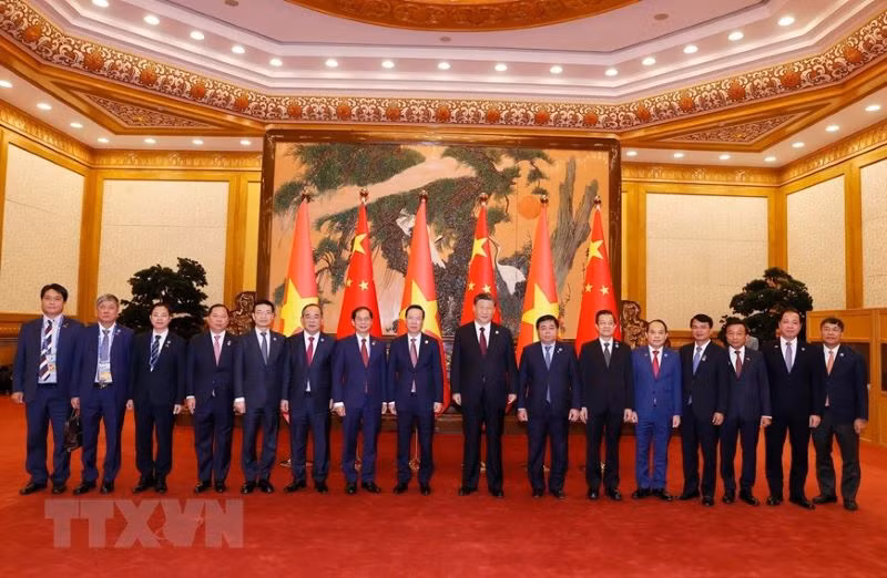 Chủ tịch nước Võ Văn Thưởng và Tổng Bí thư, Chủ tịch Trung Quốc Tập Cận Bình với các đại biểu hai nước. (Ảnh: Thống Nhất/TTXVN) Chủ tịch nước Võ Văn Thưởng và Tổng Bí thư, Chủ tịch Trung Quốc Tập Cận Bình với các đại biểu hai nước. (Ảnh: Thống Nhất/TTXVN)