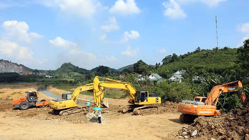 Công ty TNHH Đầu tư và Xây dựng Thành Hưng huy động nhiều máy móc nhưng chưa thi công được do không có mặt bằng sạch.