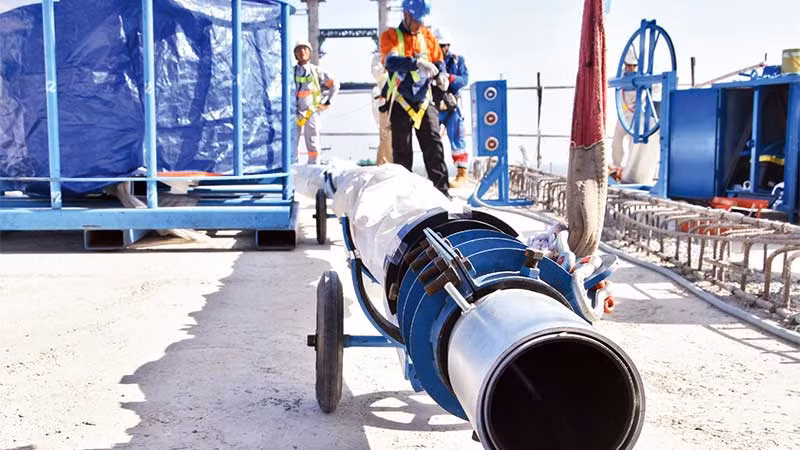 Công nhân chuẩn bị căng cáp dây văng đầu tiên cho cầu Rạch Miễu 2. Công nhân chuẩn bị căng cáp dây văng đầu tiên cho cầu Rạch Miễu 2.
