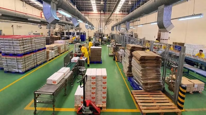 Bên trong nhà máy sản xuất thuốc bảo vệ thực vật của Công ty TNHH Bayer Việt Nam.