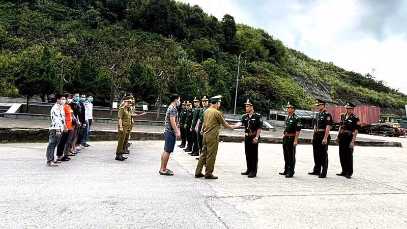 Trao trả và tiếp nhận nạn nhân mua bán người giữa hai lực lượng Công an Lào và Bộ đội Biên phòng tỉnh Hà Tĩnh. (Ảnh: BIÊN CƯƠNG)