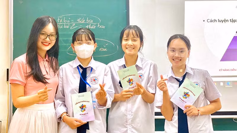 Hải Thủy trao quà tặng học sinh lớp 10 Văn Trường THPT Chuyên Hạ Long, tỉnh Quảng Ninh. Hải Thủy trao quà tặng học sinh lớp 10 Văn Trường THPT Chuyên Hạ Long, tỉnh Quảng Ninh.