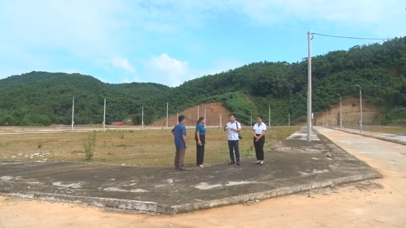 Khẩn trương tìm phương án tái định cư cho người dân.