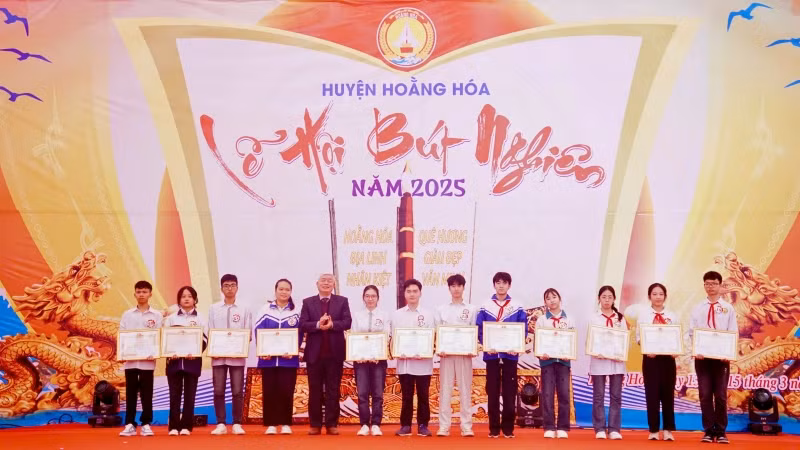 Tặng bằng khen cho những học sinh có thành tích học tập xuất sắc.