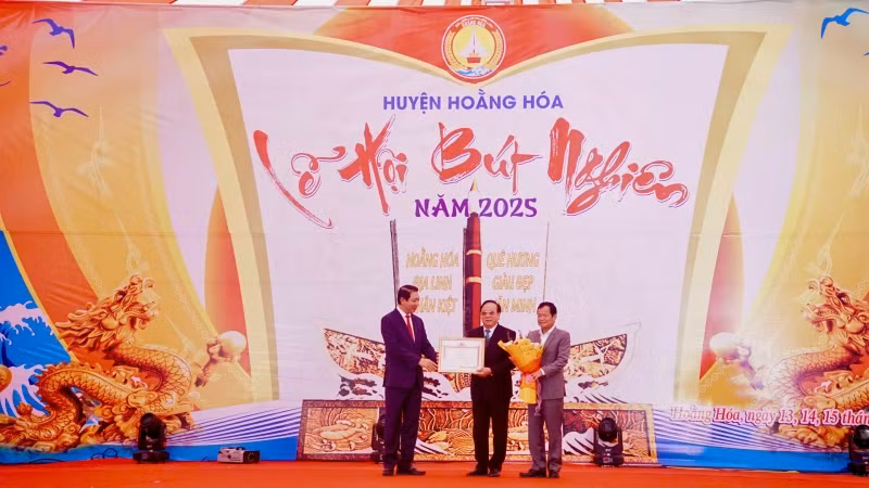 Vinh danh cá nhân tiêu biểu trong khuyến học, khuyến tài, xây dựng quê hương Hoằng Hóa.