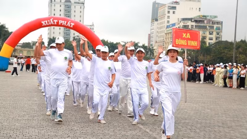 Phần thi chạy tập thể của xã Đông Vinh.
