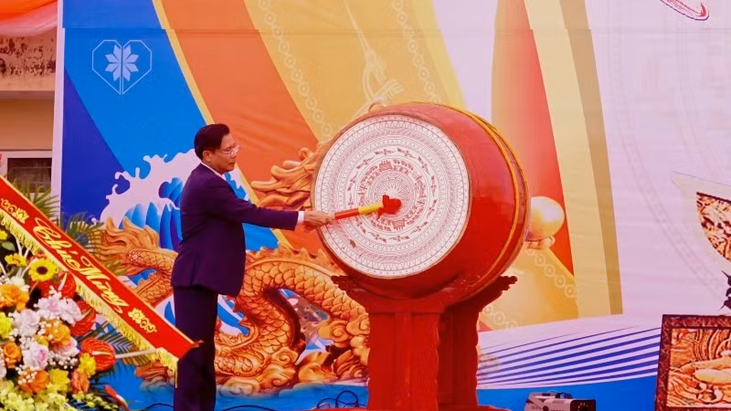 Đánh trống khai mạc Lễ hội Bút Nghiên.