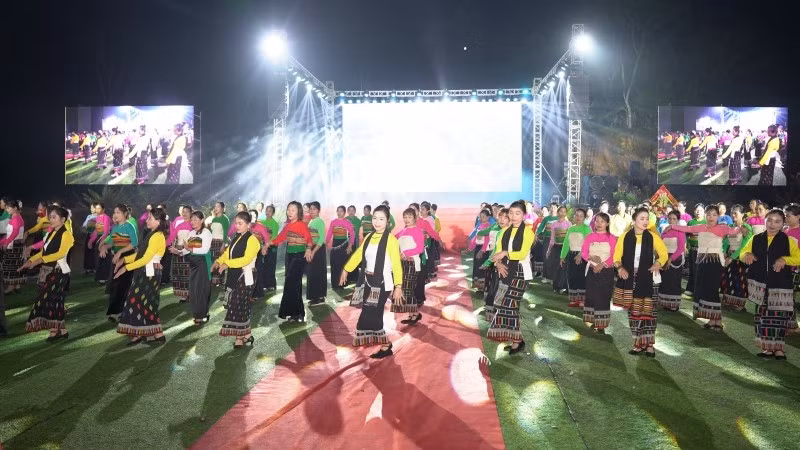 300 người biểu diễn tiết mục vòng xòe Thái. 300 người biểu diễn tiết mục vòng xòe Thái.