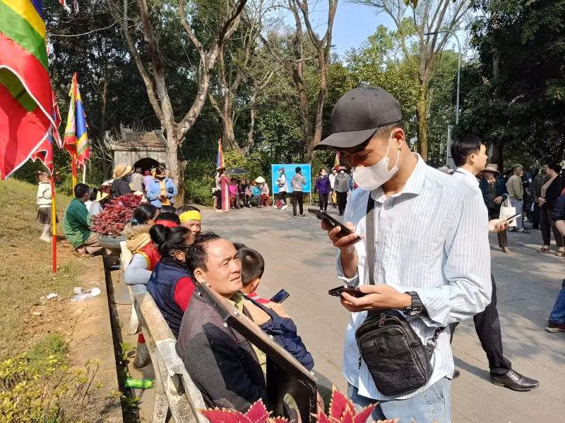 Người dân tra cứu thông tin tại di tích Đền Bà Triệu.