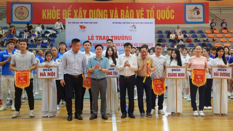 Ban tổ chức trao cờ lưu niệm cho các đội tham gia. Ban tổ chức trao cờ lưu niệm cho các đội tham gia.