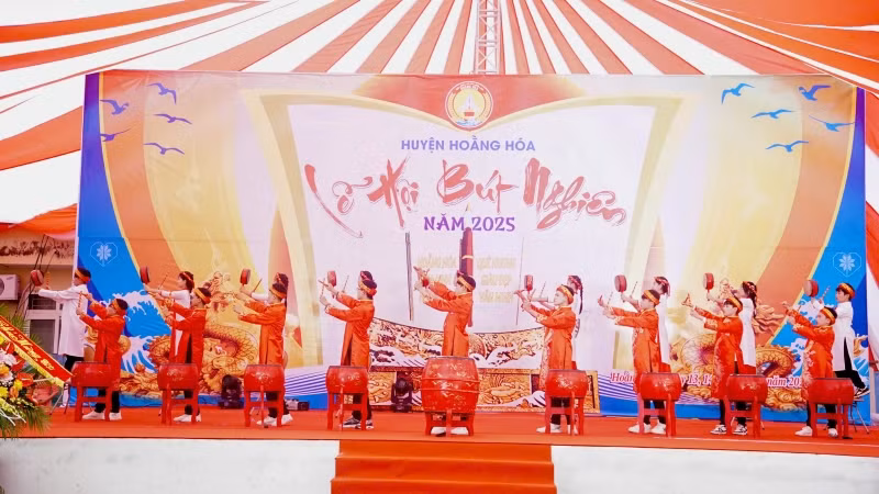 Tiết mục văn nghệ tại Lễ hội Bút Nghiên.