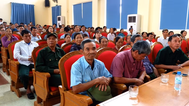 Người dân hai thôn Hạnh Phúc Đoàn và Sơn Lương tại buổi đối thoại. Người dân hai thôn Hạnh Phúc Đoàn và Sơn Lương tại buổi đối thoại.