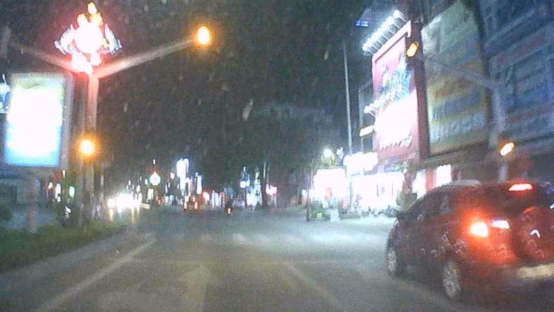 Đèn xanh còn 15 giây bất ngờ chuyển vàng và đỏ (Ảnh: Cắt từ clip).
