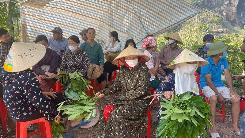 Người dân mong muốn các cấp chính quyền sớm giải quyết tình trạng ô nhiễm tại bãi rác Đông Nam. Người dân mong muốn các cấp chính quyền sớm giải quyết tình trạng ô nhiễm tại bãi rác Đông Nam.