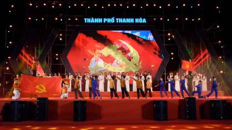 Tiết mục mở màn chương trình nghệ thuật “60 năm-Bản hùng ca Hàm Rồng”.