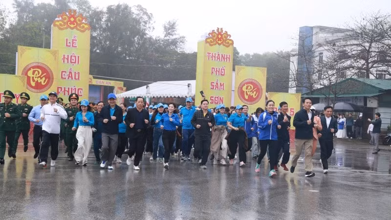 Nhân dân thành phố Sầm Sơn rèn luyện thân thể theo gương Bác Hồ vĩ đại.