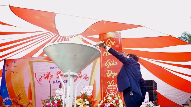 Thắp đuốc tại sự kiện Lễ hội Bút Nghiên.