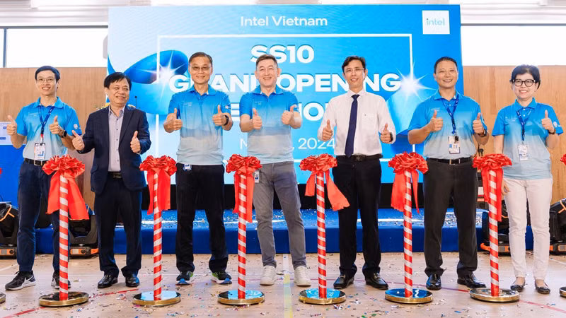 Cắt băng khai trương, đưa vào hoạt động Trung tâm giải trí và chăm sóc thể chất Intel Việt Nam.