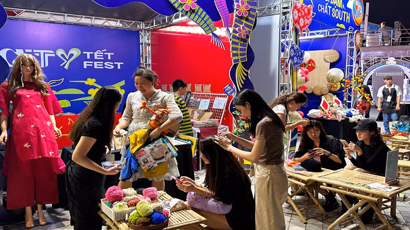 Người dân, khách du lịch trải nghiệm nghệ thuật tết tóc tại lễ hội. Người dân, khách du lịch trải nghiệm nghệ thuật tết tóc tại lễ hội.