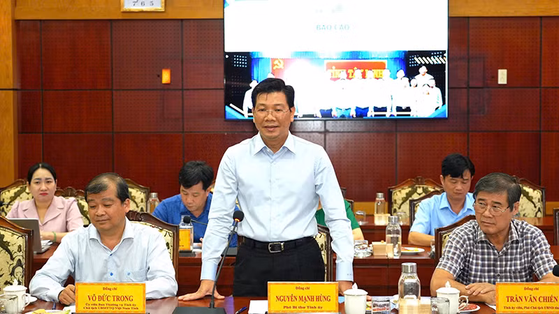 Đồng chí Nguyễn Mạnh Hùng phát biểu tại buổi làm việc với Đại học Quốc gia Thành phố Hồ Chí Minh.