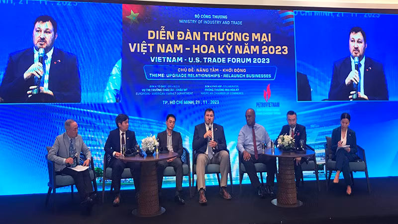 Các diễn giả tham gia một phiên tọa đàm tại diễn đàn.
