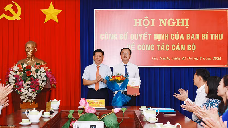 Đồng chí Nguyễn Mạnh Hùng (trái) trao Quyết định của Ban Bí thư chuẩn y đồng chí Phan Huỳnh Quốc Vinh giữ chức Chủ nhiệm Ủy ban Kiểm tra Tỉnh ủy Tây Ninh, nhiệm kỳ 2020-2025.
