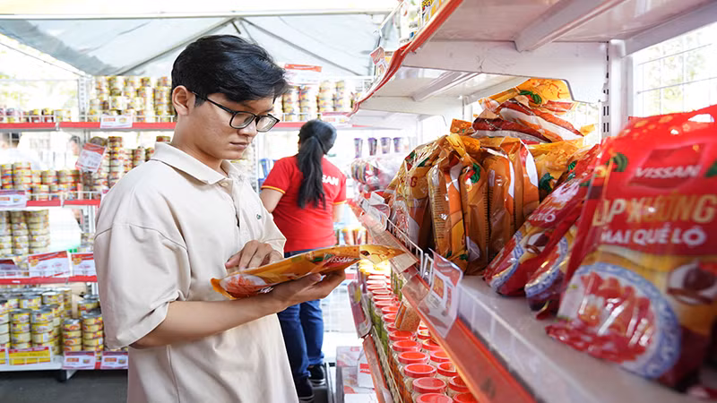 Người lao động tìm mua thực phẩm được giảm giá tại “Phiên chợ nghĩa tình”.