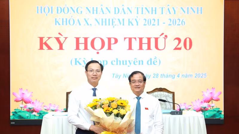 Đồng chí Nguyễn Hồng Thanh (phải), quyền Chủ tịch Ủy ban nhân dân tỉnh Tây Ninh, chúc mừng đồng chí Đoàn Trung Kiên được bầu vào chức vụ Phó Chủ tịch Ủy ban nhân dân tỉnh Tây Ninh, nhiệm kỳ 2021-2026