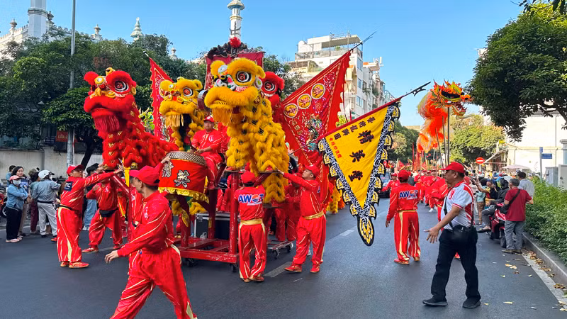 Một đoàn Lân-Sư-Rồng diễu hành trên đường phố tại lễ hội